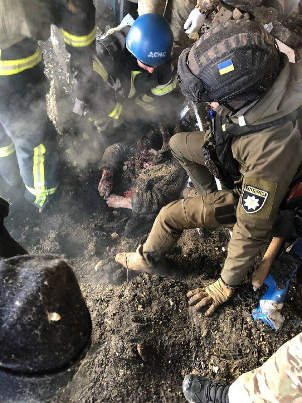 V pondělí ráno Rusové znovu bombardovali Charkovskou oblast. Na snímiu záchranáři vyprošťují z trosek oběť ve městě Ševčenkove. | Foto: Reuters