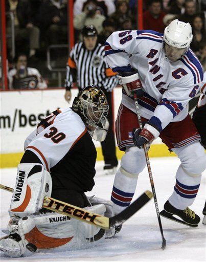 Jaromír Jágr a jeho snažení v duelu s Philadelphií | Foto: Reuters