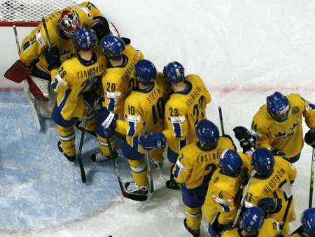 Fronta na gólmana v podání reprezentantů Švédska | Foto: Reuters