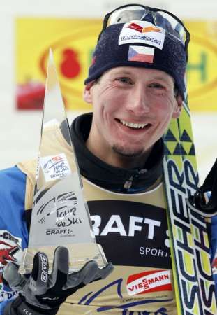 Lukáš Bauer se raduje z vítězství v seriálu Tour de Ski. | Foto: Reuters