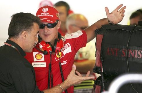 Počínání stáje Ferrari sledoval z boxů tradičně i Michael Schumacher | Foto: Sport