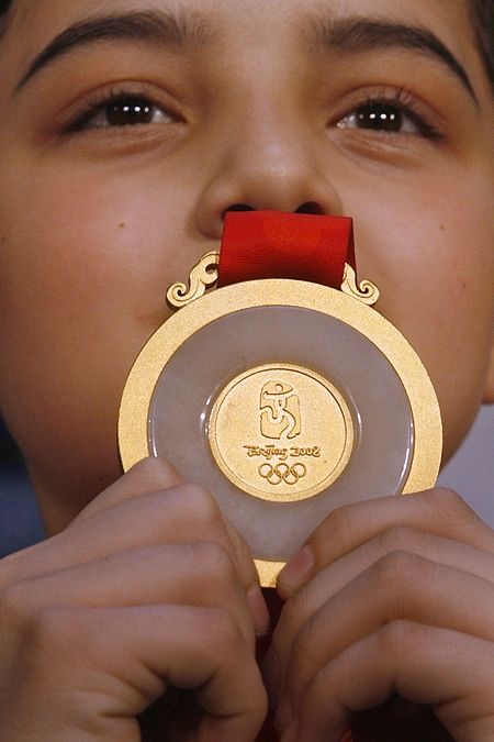 Malý chlapec se zlatou medailí, o niž se bude bojovat v roce 2008 na olympiádě v Pekingu. | Foto: Reuters