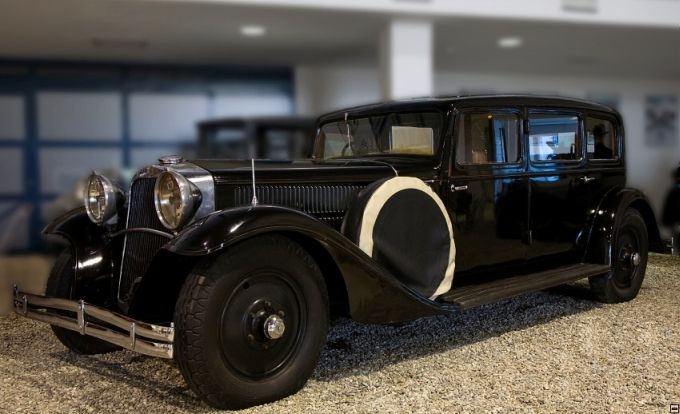 Tatra T70: 1931 - 1936, vyrobeno 50 kusů T70, 71 kusů T70a, luxusní ministerský automobil. V modifikaci s dvanáctiválcovým motorem (s označením T80) byl ve flotile československého prezidenta Edvarda Beneše. | Foto: Tatra