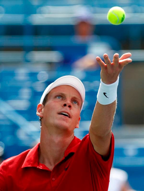 Servírující Tomáš Berdych. | Foto: Reuters