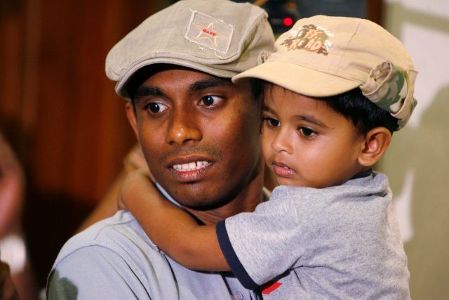 Thilan Thushara drží svého syna po příletu na letiště v Kolombu | Foto: Reuters