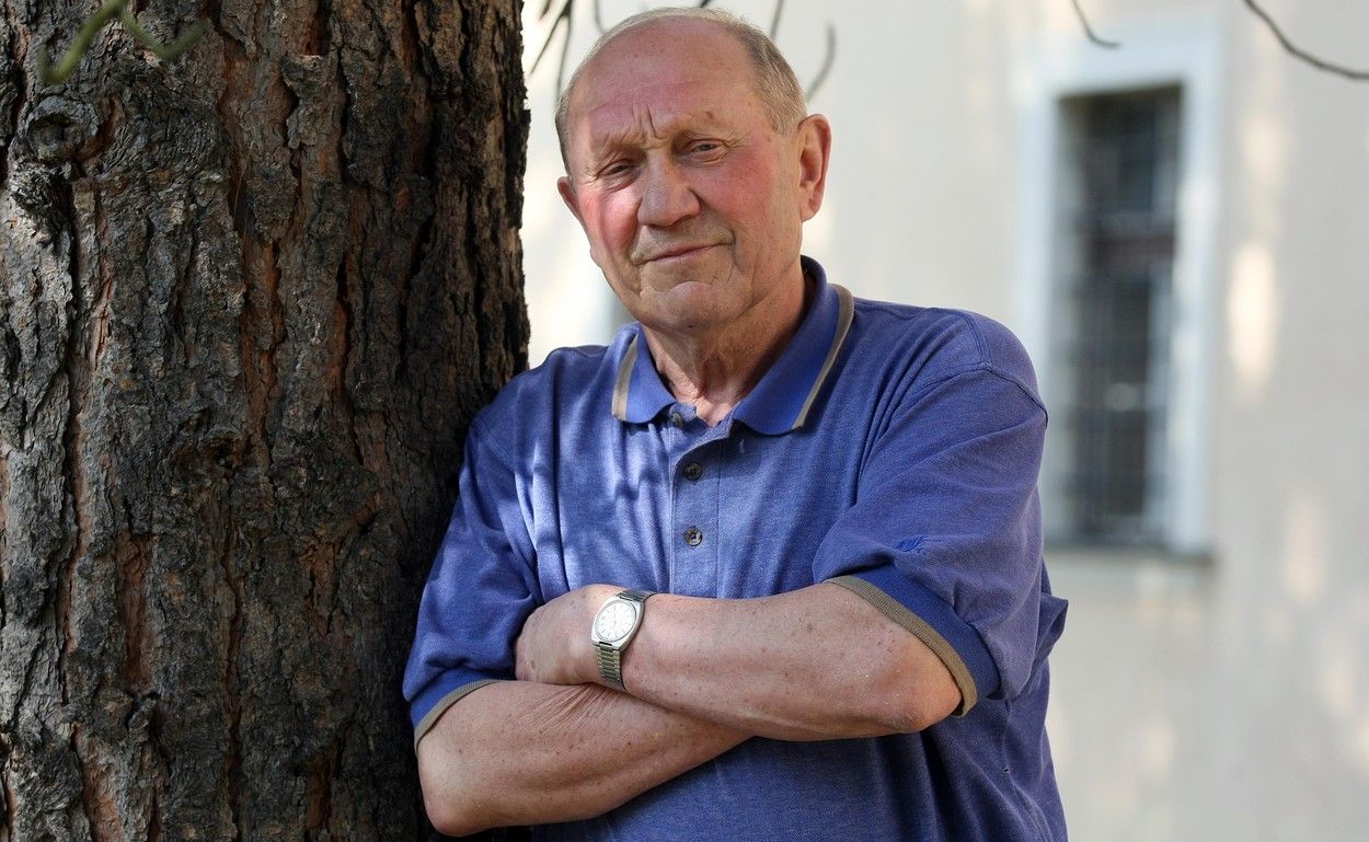Former Ice Hockey Player and Coach, Stanislav Neveselý, Dies at 87