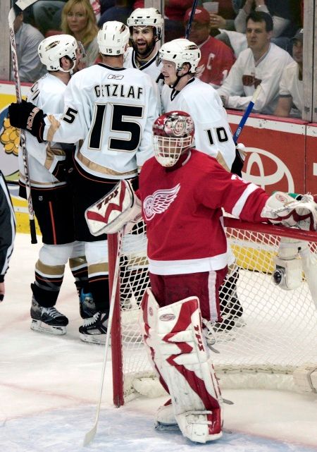 Dominik Hašek právě inkasoval gól - semifinále NHL mezi Detroitem a Anahaimem. | Foto: Reuters