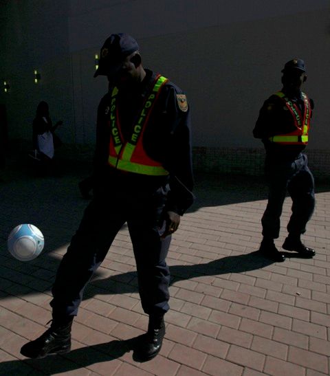 Stejně jako hlídkující policisté před stadionem Soccer City v Johannesburgu. | Foto: Reuters