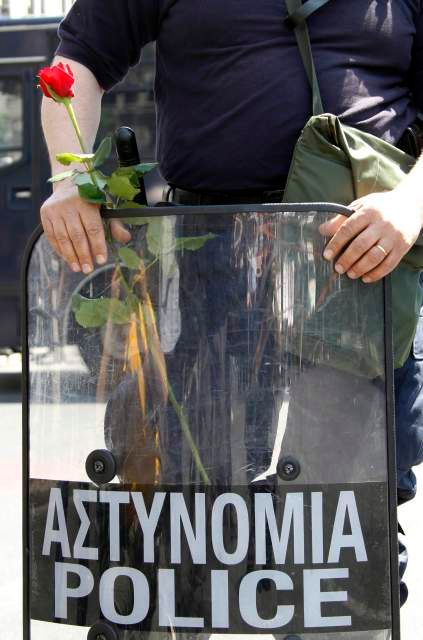 Asi čtyřicet demonstrantů vtrhlo v noci na úterý do budovy státní televize. Po střetu s ochrankou se jim podařilo dostat do hlavního studia. | Foto: Reuters