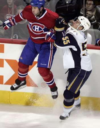 Hokejista Buffala Sabres Jochen Hecht v soubiji s obráncem Montrealu Canadiens Romanem Hamrlíkem. | Foto: Reuters