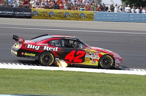 Juan Pablo Montoya se svým vozem při závodě série NASCAR na trati ve Watkins Glen. | Foto: Reuters