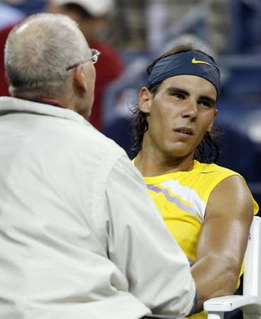 Rafael Nadal je ošetřován v zápase s Davidem Ferrerem. Nadal prohrál 1:3 na sety a z turnaje vypadl | Foto: Reuters