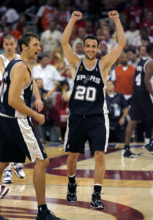 Manu Ginobili (vlevo) slaví vítězství San Antonia ve finále NBA. Vlevo je jeho spoluhráč Brent Barry. | Foto: Reuters