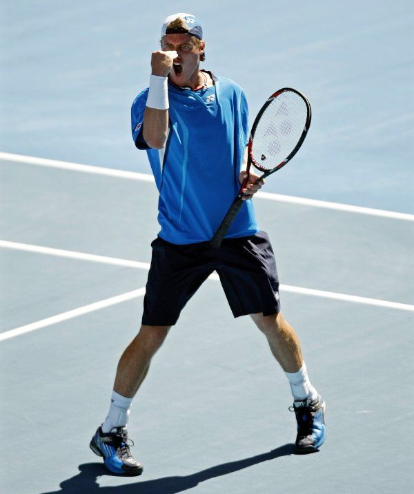 Jedním z nejsledovanějších duelů v prvním kole na Australian Open byl souboj Australana Lleytona Hewitta s Belgičanem Stevem Darcisem. Hewitt domácí fanoušky nezklamal. | Foto: Reuters