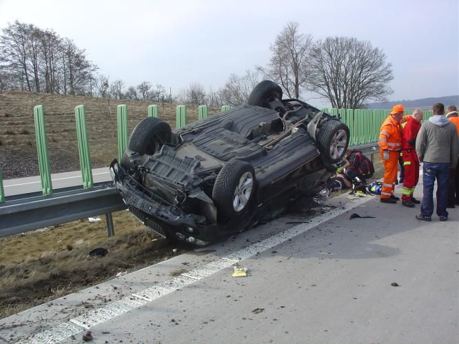 Zaklíněného řidiče BMW vyprošťovali hasiči. | Foto: Policie ČR