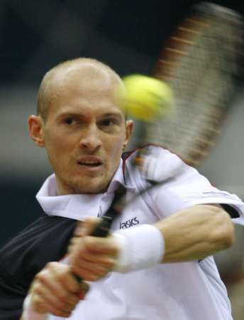 Ruský tenista Nikolaj Davyděnko ve finále Davis Cupu proti Argentinci Nalbandianovi. | Foto: Reuters