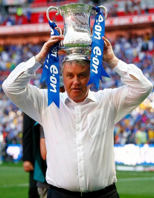 Guus Hiddink s trofejí | Foto: Reuters