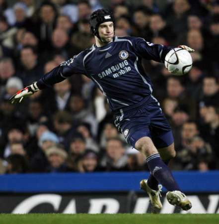 Petr Čech s ohcrannou helmou. | Foto: Reuters