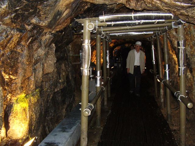 Procházka uvnitř tunelu. Nad vámi jsou metráky zeminy. | Foto: Martin Novák