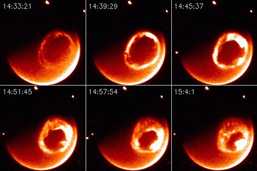 Série obrázků ukazující sluneční aktivitu, která má přímý vliv na tvorbu úkazu známého jako polární záře. | Foto: NASA / IMAGE-FUV