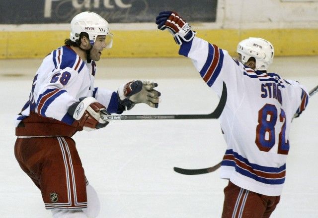 Jaromír Jágr (vlevo) z New York Rangers gratuluje spoluhráči Martinu Strakovi ke gólu v zápase NHL proti Washingtonu. | Foto: Reuters