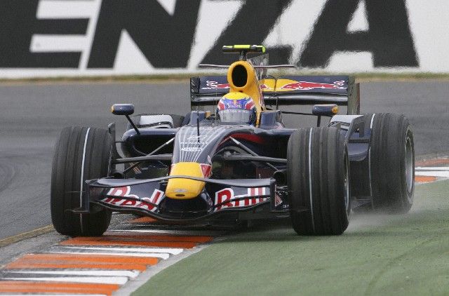 Domácí pilot formule jedna Mark Webber ze stáje Red Bull v průběhu druhého tréninku na VC Austrálie. | Foto: Reuters