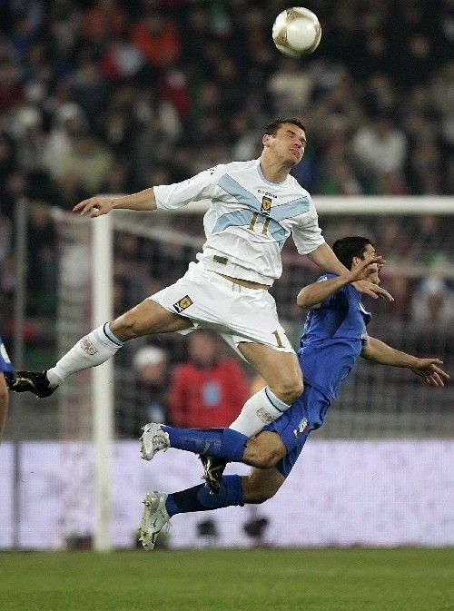 Ital Gennaro Gattuso (vpravo) v souboji s Lee McCullochem ze Skotska v kvalifikačním zápase o EURO 2008. | Foto: Reuters