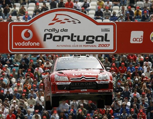 Francouz Sébastien Loeb s Citroënem se řítí do cíle Portugalské rallye, která byla již jeho třetím vítězstvím v sezoně. | Foto: Reuters