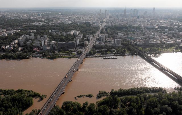 Řeka Visla ve Varšavě se pořádně roztáhla. | Foto: Reuters