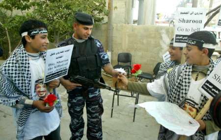 JERUZALÉM - Maldí Palestinci vyjadřují transparenty radost nad zprávami o Šaronově zdravotním stavu. | Foto: Reuters