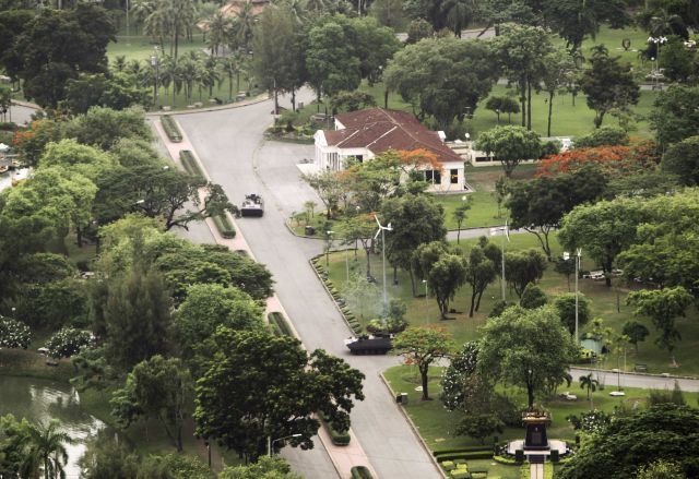 Konflikt se omezil převážně na Bangkok, v jiných oblastech země propuklo násilí jen sporadicky. V místech, kde jsou zahraniční turisté, je klid. | Foto: Reuters