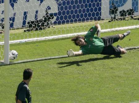 Ukrajinský brankář Olexandr Šovkovskij neměl na penaltu španělského útočníka Villy nárok. | Foto: Reuters