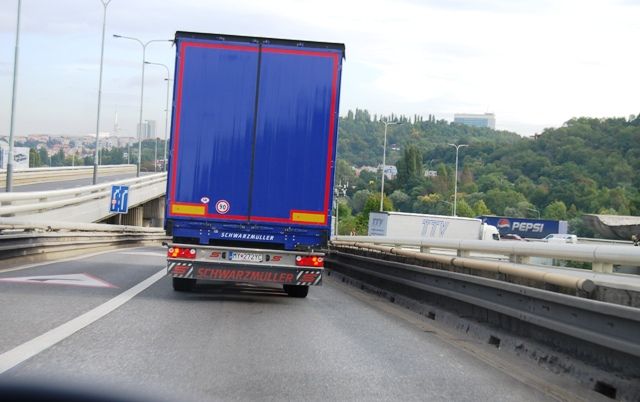 A řidiči osobních aut se také tradičně báli, zda kamióny před nimi zvládnou nebezpečný sjezd na Barrandovský most | Foto: Radek Pecák