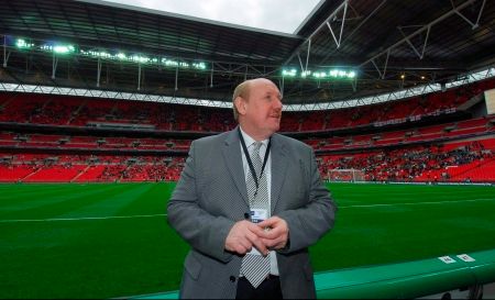 Výkonný šéf Anglické fotbalové asociace Brian Barwick na inspekci v den otevření stadionu ve Wembley. | Foto: Reuters