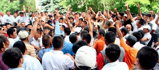 Napětí stoupá kromě Oše i v dalších městech na jihu země, zejména v Batkenu a Uzgenu. Z jihokyrgyzských okresů, ale údajně i ze vzdálené metropole Biškeku, navíc do Oše míří stovky dalších lidí vyzbrojených kovovými tyčemi a holemi. | Foto: Reuters