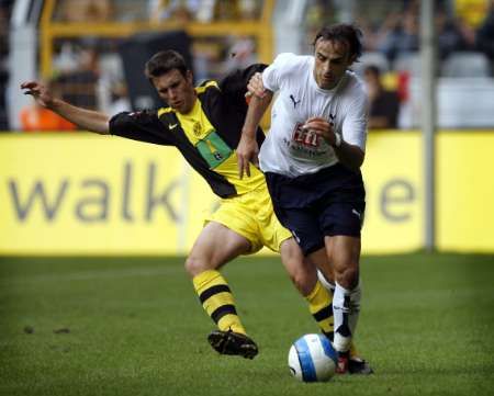 Dimitar Berbatov z Tottenhamu (vpravo) v sobouji s Marcelem-Andre Kruskpu z Dortmundu. | Foto: Reuters