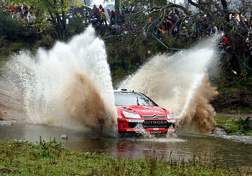 Sébastien Loeb projíždí se svým Citroënem C4 WRC brod na trati Argentinské rallye. | Foto: Reuters