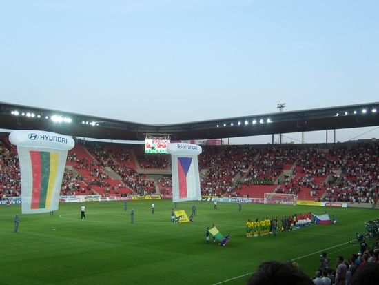 27. 5. - Ostuda! Litevští fotbalisté slyšeli lotyšskou hymnu - Premiéru české reprezentace v novém Edenu zkazilo faux pas mezinárodních rozměrů. Pořadatelé totiž litevským reprezentantům zahráli před začátkem utkání hymnu sousedního pobaltského státu - Lotyšska.  Kvůli záměně dvou sousedních států se nerozdávaly ani oficiální programy, jak bývá při velkých fotbalových utkáních zvykem: I v nich byly chyby. Špatně visela i česká vlajka.  Další podrobnosti naleznete ve článku zde | Foto: Eva Foltýnová