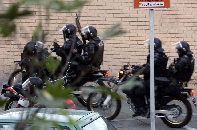 Mobilní skupiny policistů rozhánějí demonstranty roztroušené v ulicích. | Foto: Reuters