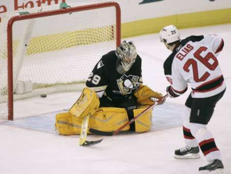 Útočník New Jersey Devils Patrik Eliáš (vpravo) střílí gól brankáři Fleurymu z Pittsburghu Penguins. | Foto: Reuters