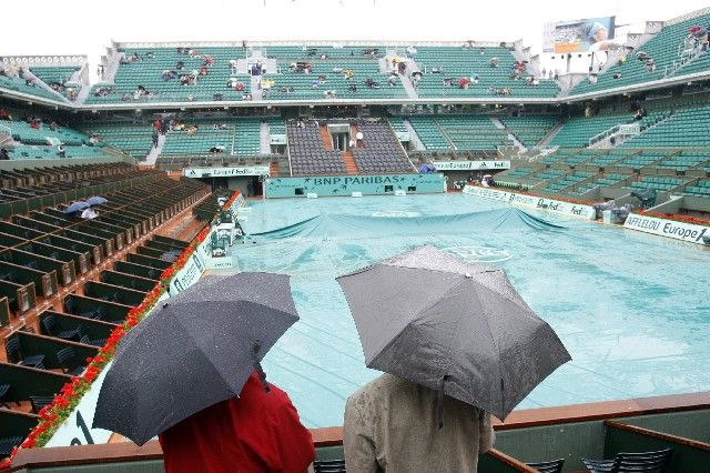 V Paříži prší, program třetího dne grandslamového French Open se posouvá. | Foto: Reuters