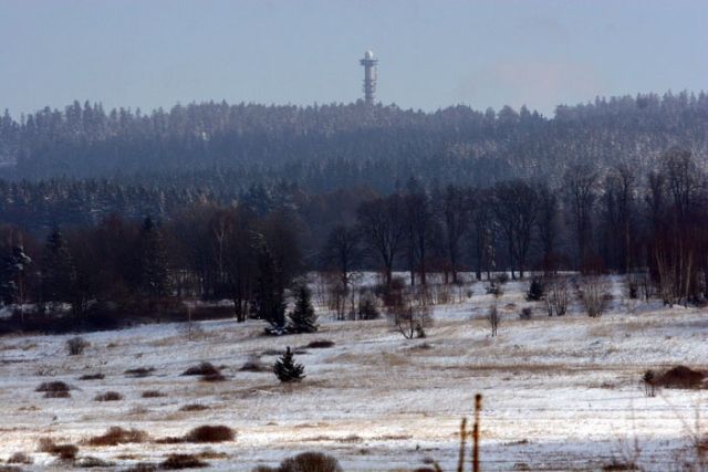 Meterologický radar na vrcholu Praha. Nedaleko by mohl vyrůst daleko větší, vojenský, americký. | Foto: Ludvík Hradilek, Aktuálně.cz