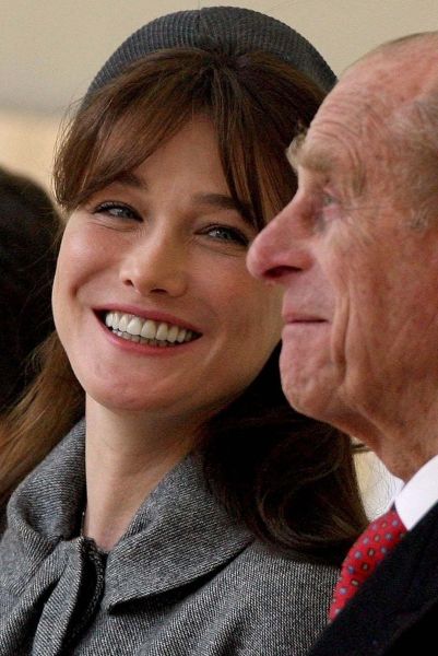 Britain's Prince Philip (R) and France's first lady Carla Bruni smile during a review of the Guard of Honour at Windsor Castle in Windsor, southern England March 26, 2008. French President Nicolas Sarkozy arrived in London on Wednesday on a state visit he hopes will improve cooperation with Britain on illegal immigration, defence and the economy. REUTERS/Lewis Whyld/Pool (BRITAIN) | Foto: Reuters