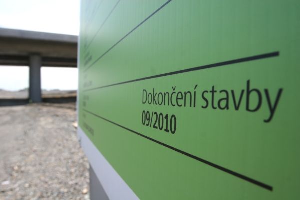 D1, Kroměříž východ - Říkovice, C221 - Most na R49 přes R55, připomíná tato cedule kolemjdoucím, kdy práce skončí. | Foto: Karel Toman