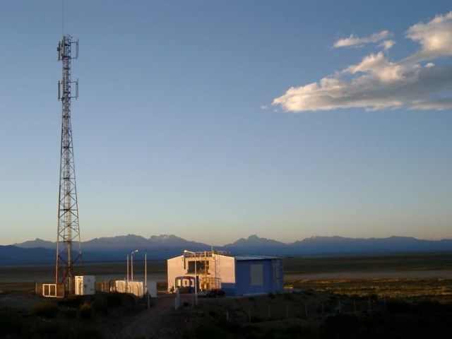 Flourescenční atmosférický detektor v pampě. V celé "observatoři" jsou jen čtyři, dohromady však pokryjí celý sledovaný prostor. | Foto: www.auger.org