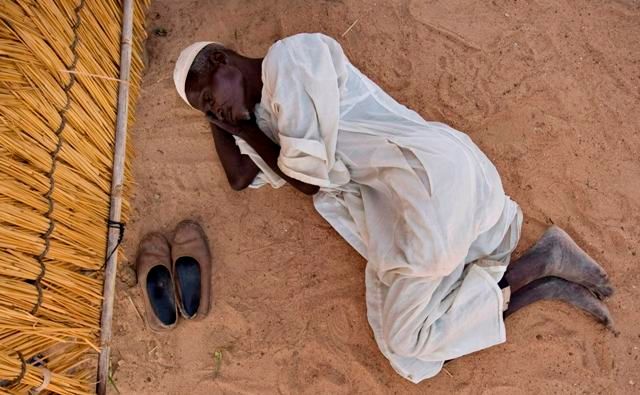 Nemocný uprchlík čeká na lékařskou pomoc. | Foto: Reuters