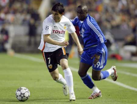 Valencijský David Villa (vlevo) v souboji s fotbalistou Chelsea Lassanem Diarrou v odvetě čtvrtfinále Ligy mistrů na stadionu Mestalla. | Foto: Reuters