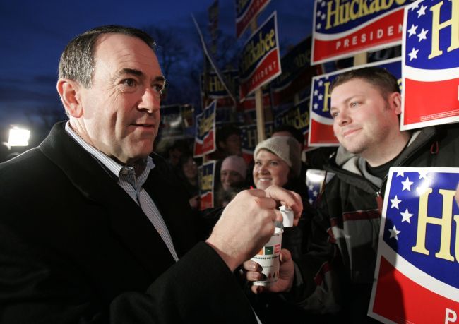 Republikánský prezidentský kandidát Mike Huckabee podává kávu svým stoupencům před volební místností. 8. ledna 2008, New Hampshire, USA | Foto: Reuters