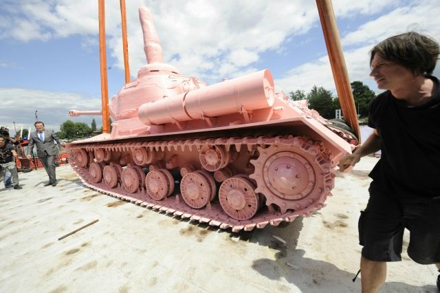 Růžový tank od Davida Černého (vpravo), který ho poprvé přetřel v roce 1991. | Foto: ČTK