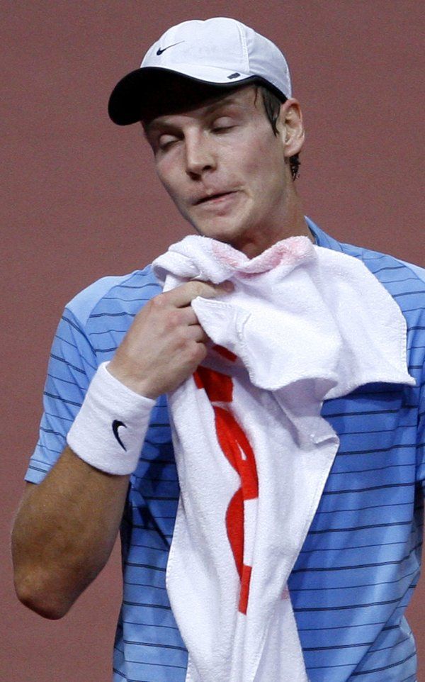 Tomáš Berdych byl v zápase s Nikolajem Davyděnkem "zralý na ručník". | Foto: Reuters